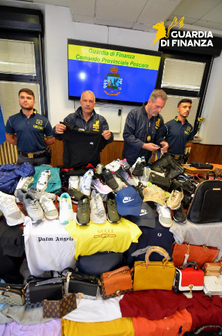 Pescara - Blitz della Finanza, sequestrati 200 capi d’abbigliamento contraffatti